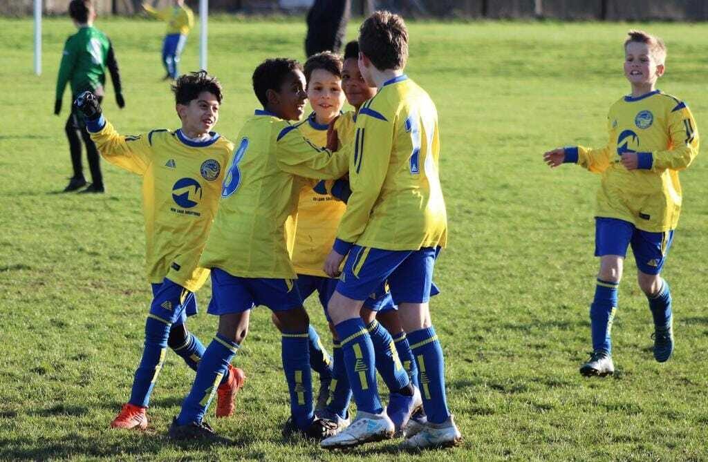 Football team in Pendle football kit on the pitch