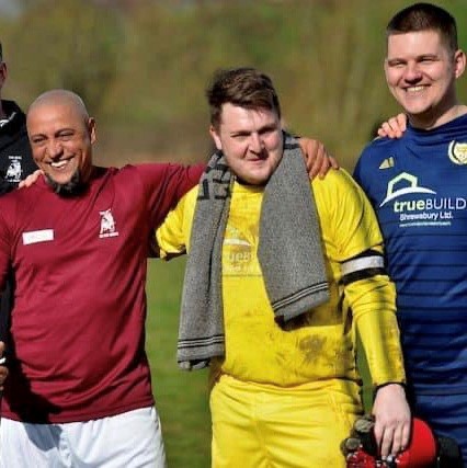 Roberto Carlos poses with players from Bull in the Barne United and Harlescott Rangers